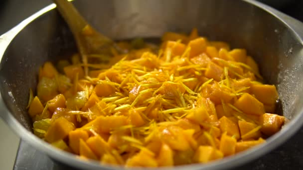 Şef bir kabak yemeği hazırlar ve ince doğranmış portakal cilt yakın çekim ekler — Stok video