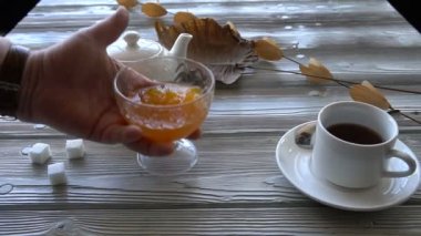 Şef kabak tablo için tatlı bir fincan çay ile hizmet vermektedir
