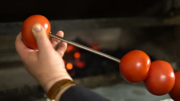 Cocinar verduras en una fogata. Picnic en el aire, comida, disfrute. Tomates en primer plano fuego . — Vídeos de Stock