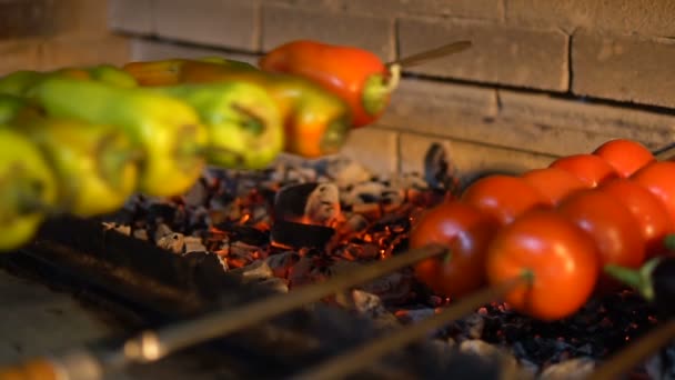 Spiedini caldi con verdure alla griglia. Melanzane, pomodori e peperoni sono fritti sui carboni . — Video Stock