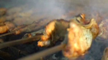 Bir şiş kömürlerin üzerinde pişirme et closeup