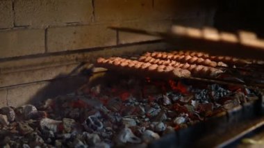 Bir şiş kömürlerin üzerinde pişirme et closeup
