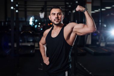 Poz, göstermek uzakta onun pazı salonunda yakışıklı atletik erkek