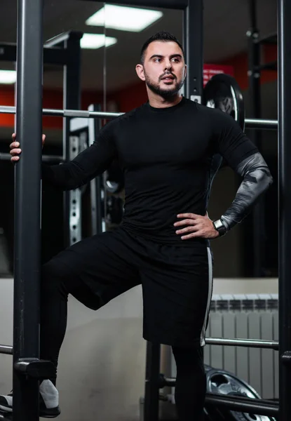 Bonito Com Grandes Músculos Roupas Pretas Posando Lado Barra — Fotografia de Stock