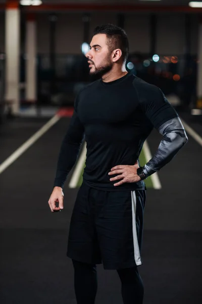 Bonito Homem Com Grandes Músculos Posando Para Câmera Ginásio Roupas — Fotografia de Stock