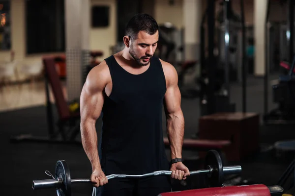 Homem Treina Bíceps Ginásio Muscular Fisiculturista Cara Fazendo Exercícios Com — Fotografia de Stock