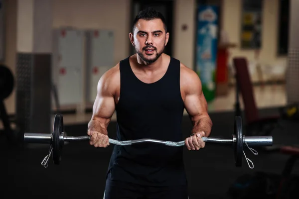 Homem Treina Bíceps Ginásio Muscular Fisiculturista Cara Fazendo Exercícios Com — Fotografia de Stock