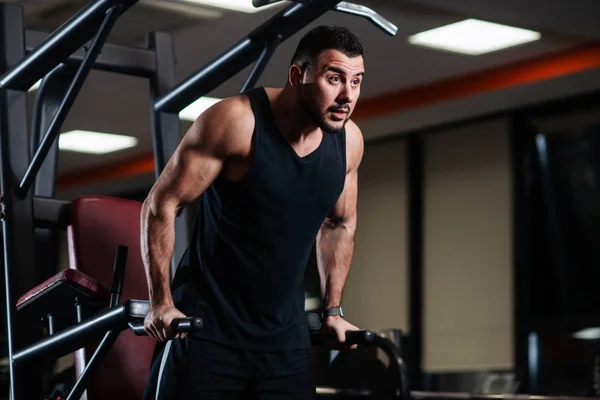 Jovem Homem Musculoso Durante Treino Ginásio Treina Tríceps Nas Barras — Fotografia de Stock
