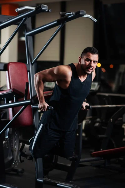 Jovem Homem Musculoso Durante Treino Ginásio Treina Tríceps Nas Barras — Fotografia de Stock