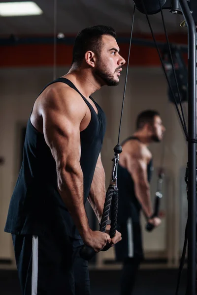Jovem Homem Musculoso Durante Treino Ginásio Treina Tríceps — Fotografia de Stock