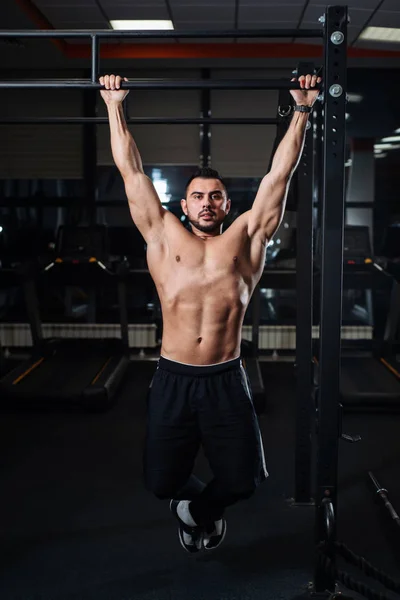 Hombre Atlético Brutal Haciendo Ejercicios Pull Travesaño Gimnasio — Foto de Stock