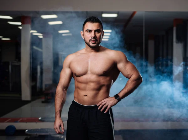 Hermoso Atlético Posando Mostrando Sus Músculos Gimnasio — Foto de Stock