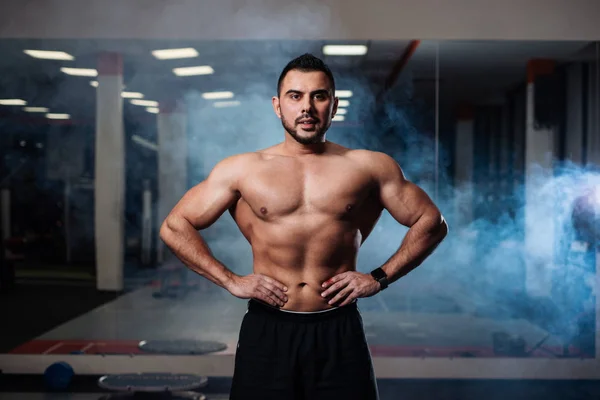 Hermoso Atlético Posando Mostrando Sus Músculos Gimnasio — Foto de Stock