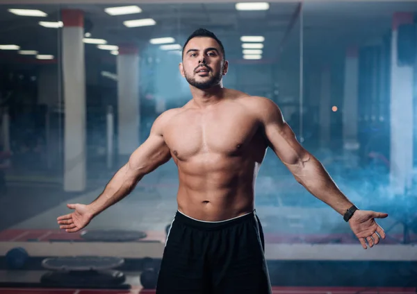 Hermoso Atlético Posando Mostrando Sus Músculos Gimnasio — Foto de Stock