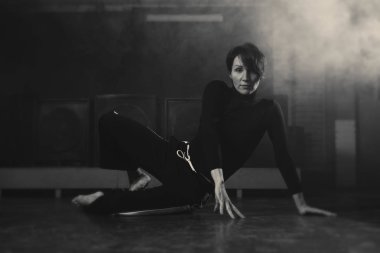 modern genç güzel dansçı duman stüdyoda karşı poz siyah giysili