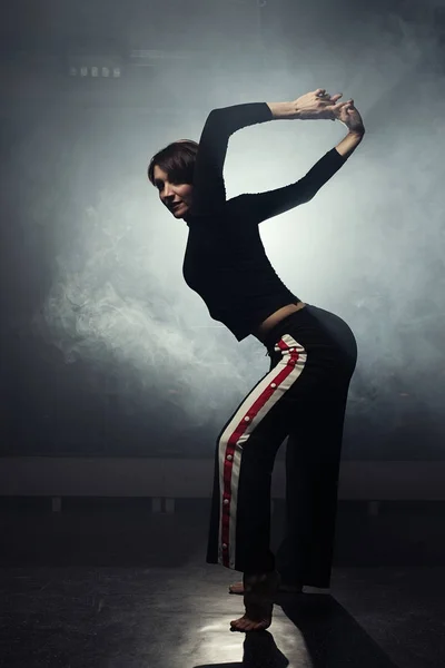 Moderne Jonge Mooie Danseres Zwarte Kleding Poseren Tegen Studio Rook — Stockfoto