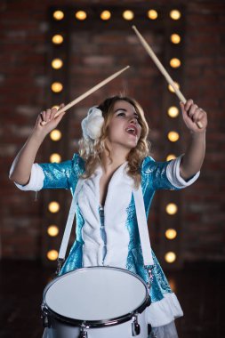 Rus Noel kar kızlık karakter stüdyoda davul çalmaya