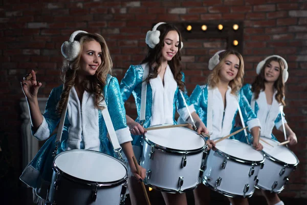 Neve Natal Russa Personagens Donzela Banda Rock Tocando Bateria Estúdio — Fotografia de Stock