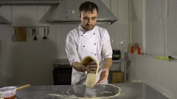 Cozinhe na cozinha preparando massa de pizza. Homem prepara pastelaria — Vídeo de Stock