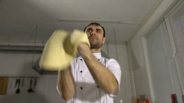 Pizza hamur hazırlama, onları elle hokkabazlık mutfakta yemek
