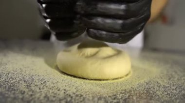 Döndürme ve ellerini yoğurma bir yuvarlak ekmek ürün hazırlama mutfakta yemek