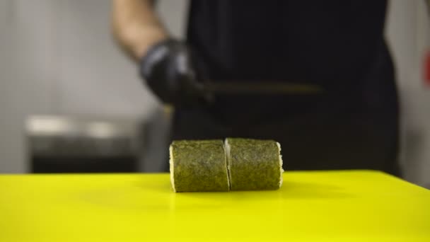 Τα χέρια του σεφ προετοιμασία των ιαπωνικών τροφίμων, σεφ κάνει σούσι, ετοιμάζει σούσι ρολό, κόψτε τα σε κομμάτια — Αρχείο Βίντεο