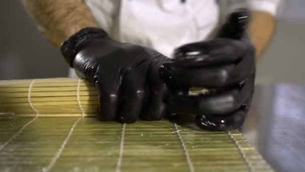 Manos Del Chef Preparando Comida Japonesa Cocinero Haciendo Sushi Preparando — Vídeo de stock