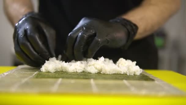 Japon yemekleri, elinde Şef hazırlamak Şef suşi yapar, suşi roll hazırlar, pirinç üste koyar — Stok video