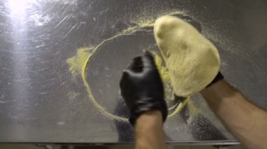 Mutfakta aşçı temel pizza için hamur bir daire içinde dönen hazırlar