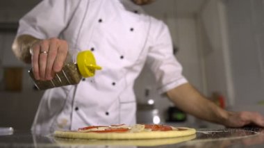 Şef mutfak bitmiş pizza baharat sprinkles