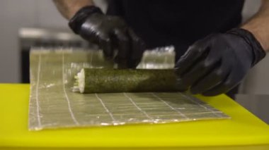 Eller Chef Japon gıda, Şef hazırlama suşi yapar, suşi roll, onları paramparça hazırlar