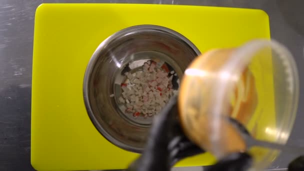 Manos de chef preparando un relleno para rollos de palitos de cangrejo y salsa en el plato — Vídeo de stock