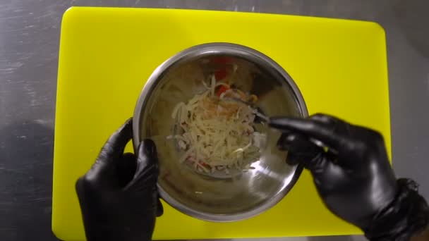 Mani di chef che preparano un ripieno per rotoli di bastoncini di granchio e salsa sul piatto — Video Stock