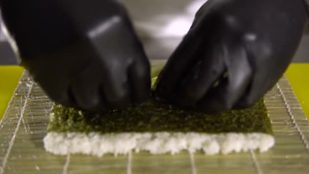 Manos de chef preparando comida japonesa, cocinero haciendo sushi, preparando rollo de sushi — Vídeo de stock