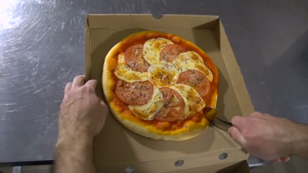 Homem chef corta a boca de rega quente e deliciosa pizza closeup — Vídeo de Stock