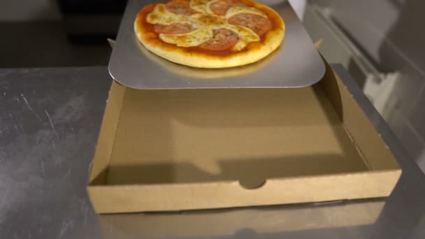 Pone pizza en una caja de cartón. vista desde la parte superior. Entrega de pizza . — Vídeo de stock
