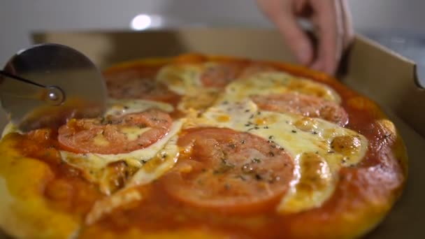 男シェフが食欲をそそるホットそして、おいしいピザのクローズ アップをカットします。 — ストック動画