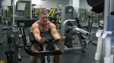 Rusya, Togliatti - 20 Eylül 2018: Adam pazı ile bir halter salonunda trenler