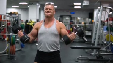 Rusya, Togliatti - 20 Eylül 2018: Atletik erkek trenler jimnastik salonu. Eğitim pazı bir dumbbells ile