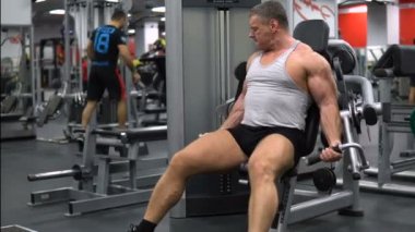 Rusya, Togliatti - 20 Eylül 2018: Atletik erkek trenler jimnastik salonu. Eğitim pazı