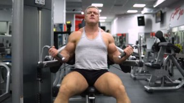 Rusya, Togliatti - 20 Eylül 2018: Atletik erkek trenler jimnastik salonu. Eğitim pazı