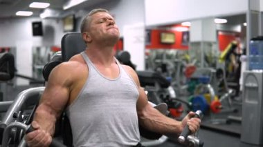 Rusya, Togliatti - 20 Eylül 2018: Atletik erkek trenler jimnastik salonu. Eğitim pazı