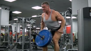 Rusya, Togliatti - 20 Eylül 2018: Spor olarak atletik erkek çalışma. Eğitim, üzerinde bükme geri