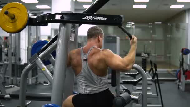 RUSIA, TOGLIATTI - 20 DE SEPTIEMBRE DE 2018: Entrenamiento de deportistas en el gimnasio. Entrenamiento de espalda. Concepto de salud y estado físico — Vídeos de Stock