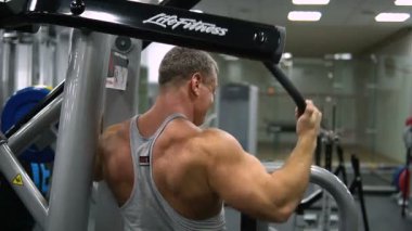 Rusya, Togliatti - 20 Eylül 2018: Spor kişi egzersiz jimnastik salonu. Eğitim geri. Sağlık ve fitness kavramı