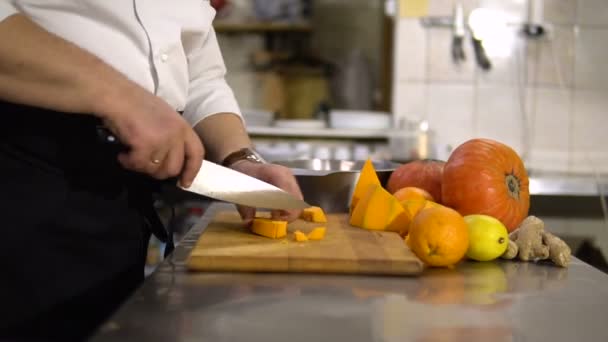 シェフは スープを調理する小片大写しに台所で大きなカボチャをカット ロシア トリアッティ 2018 — ストック動画
