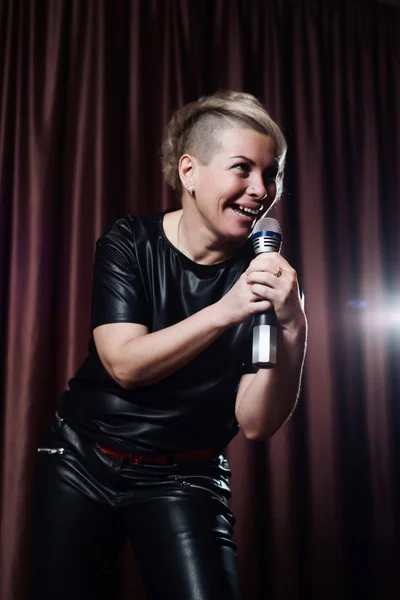 Kvinna Som Sjunger Scenen Mikrofon Karaoke Bakgrunden Röda Gardiner — Stockfoto
