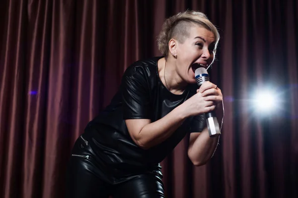 Eine Frau Singt Auf Der Bühne Mikrofonkaraoke Vor Dem Hintergrund — Stockfoto