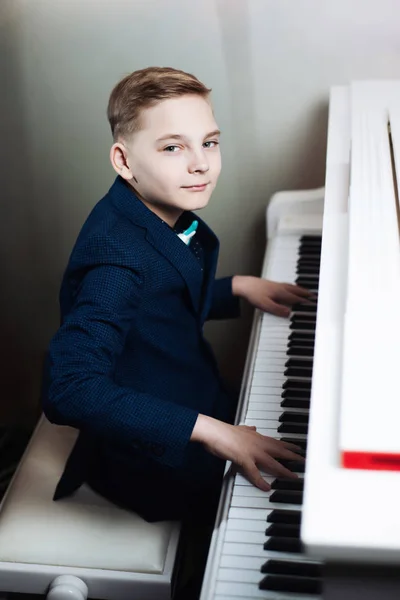 Pojken Spelar Piano Eleganta Barn Lär Sig Att Spela Ett — Stockfoto