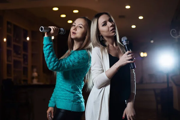 Όμορφες Νεαρές Γυναίκες Τραγουδούν Τραγούδια Karaoke Στα Μικρόφωνα Στο Εστιατόριο — Φωτογραφία Αρχείου